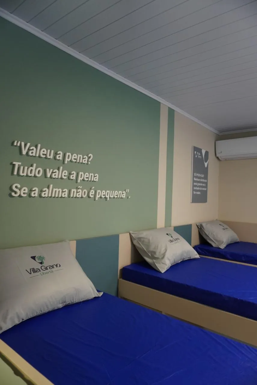 Quarto com a frase Valeu a pena? Tudo vale a pena se a alma não é pequena na parede